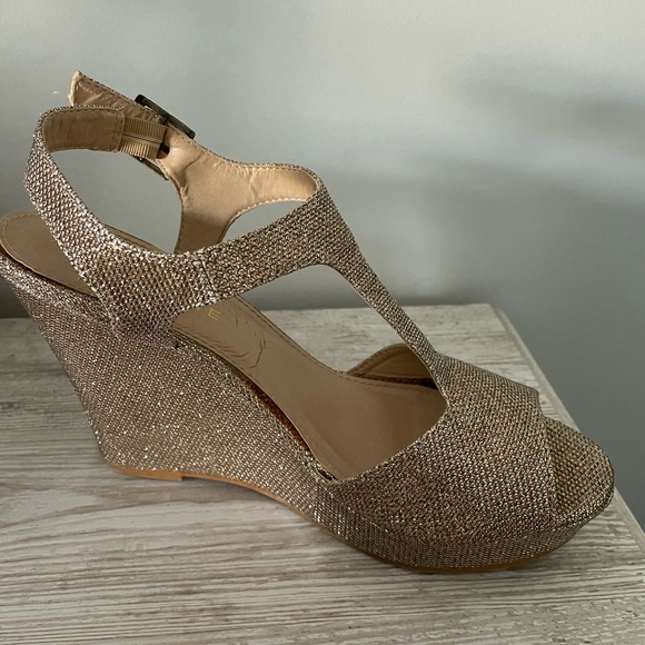 Rampage gold women’s wedges - Picture 2 of 3